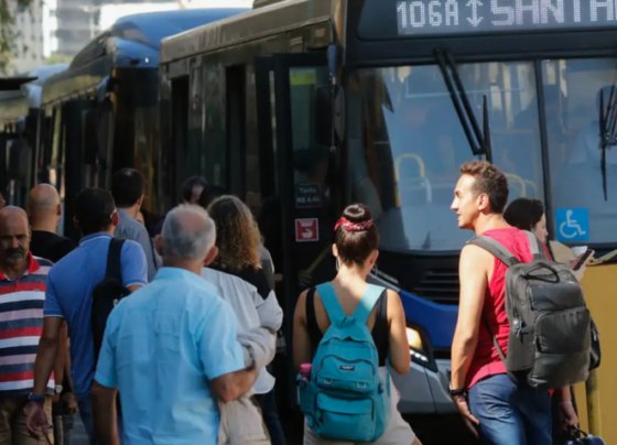 Passageiros esparam ônibus em São Paulo