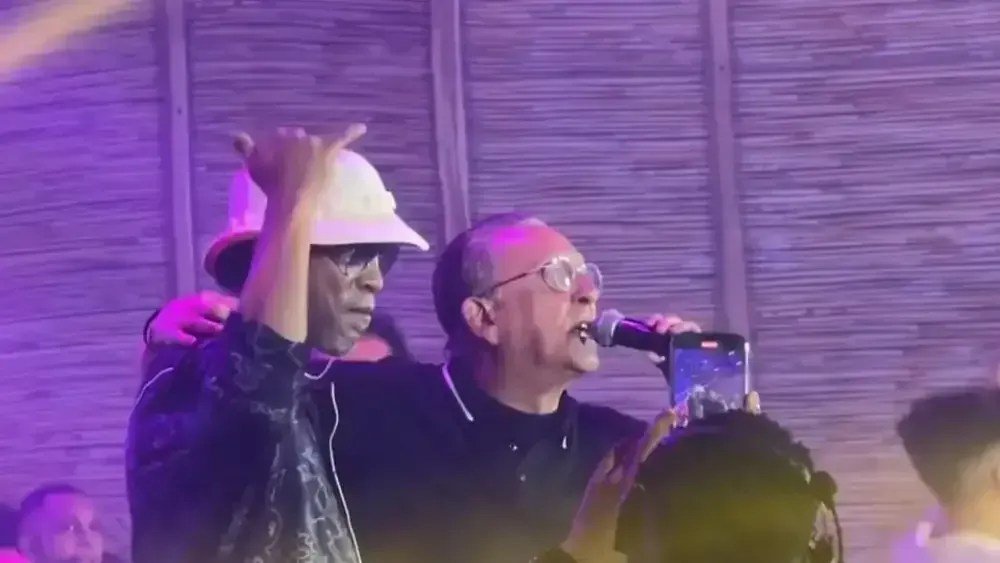 Em festa, Galvão Bueno exalta Ronaldinho Gaúcho e cai na dança com o craque