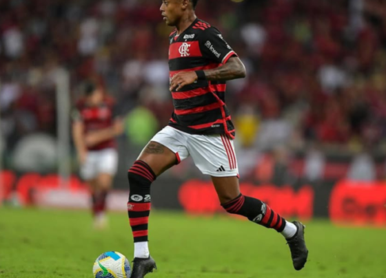 Nos últimos anos, o Flamengo implementou uma política agressiva de captação de recursos via patrocínios, liderando o ranking nacional com mais de R$ 200 milhões arrecadados em 2023; na imagem, Bruno Henrique