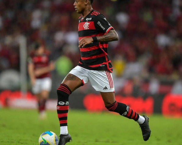 Nos últimos anos, o Flamengo implementou uma política agressiva de captação de recursos via patrocínios, liderando o ranking nacional com mais de R$ 200 milhões arrecadados em 2023; na imagem, Bruno Henrique