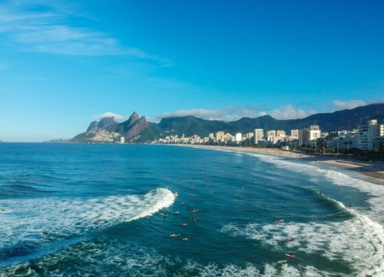 Surfistas em Ipanema, no Rio; praia foi eleita a 2ª melhor do mundo