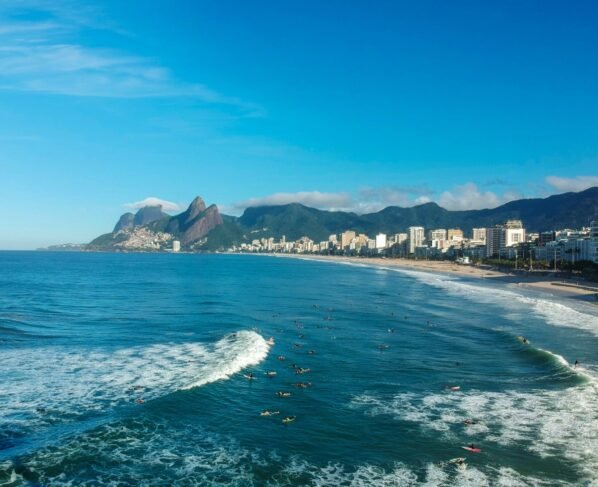 Surfistas em Ipanema, no Rio; praia foi eleita a 2ª melhor do mundo