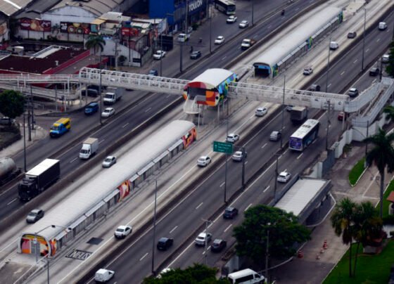 Trecho da infraestrutura do BRT TransBrasil, no Rio de Janeiro, projeto realizado pela OEC. O canteiro de obras recebeu o programa OEC Educação