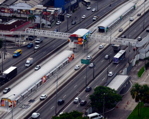 Trecho da infraestrutura do BRT TransBrasil, no Rio de Janeiro, projeto realizado pela OEC. O canteiro de obras recebeu o programa OEC Educação