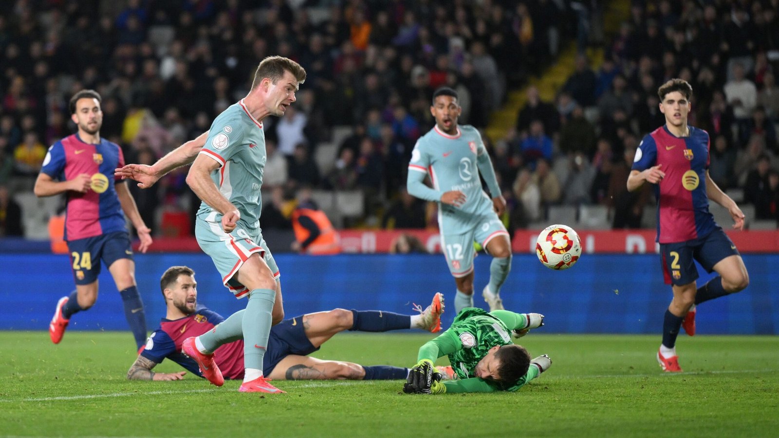 Barcelona e Atlético empatam em jogo de oito gols pela Copa do Rei