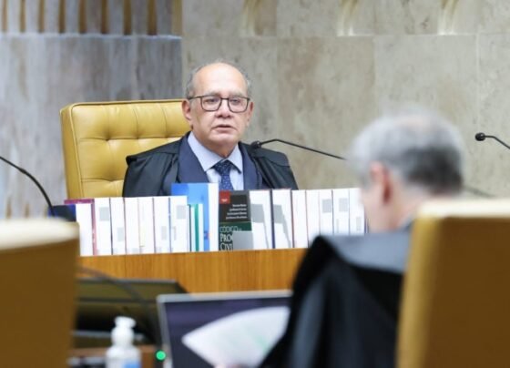 Gilmar Mendes sério durante leitura do seu voto