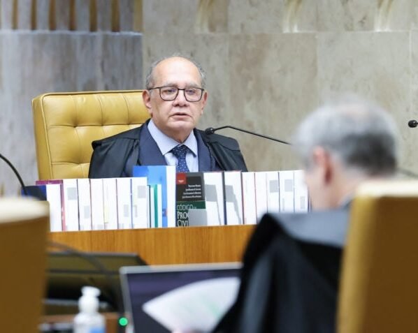 Gilmar Mendes sério durante leitura do seu voto