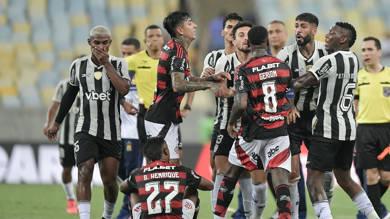 Final de Flamengo x Botafogo tem pancadaria, socos, sangue e expulsões