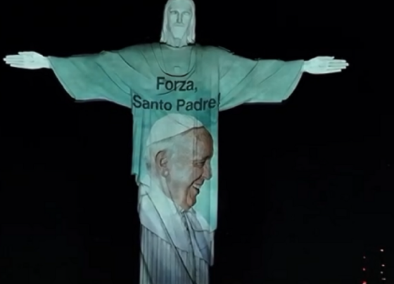 Cristo Redentor exibe mensagem homenageando Papa Francisco