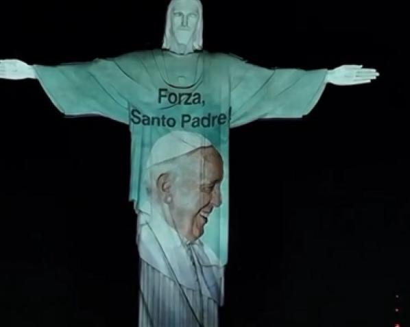 Cristo Redentor exibe mensagem homenageando Papa Francisco