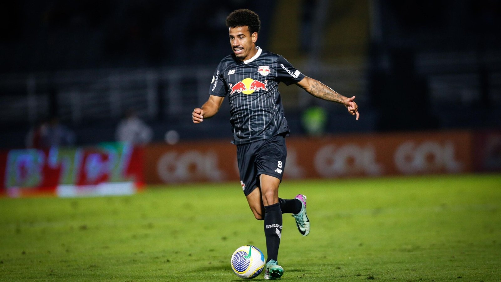 Palmeiras se acerta com Lucas Evangelista e espera jogador após Paulistão