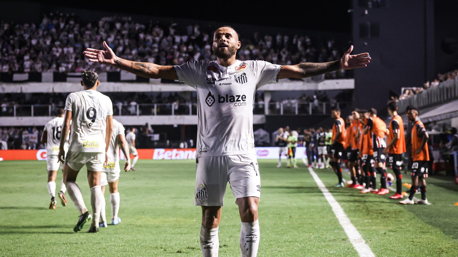 Santos vence o São Paulo em clássico chuvoso e alcança marca histórica