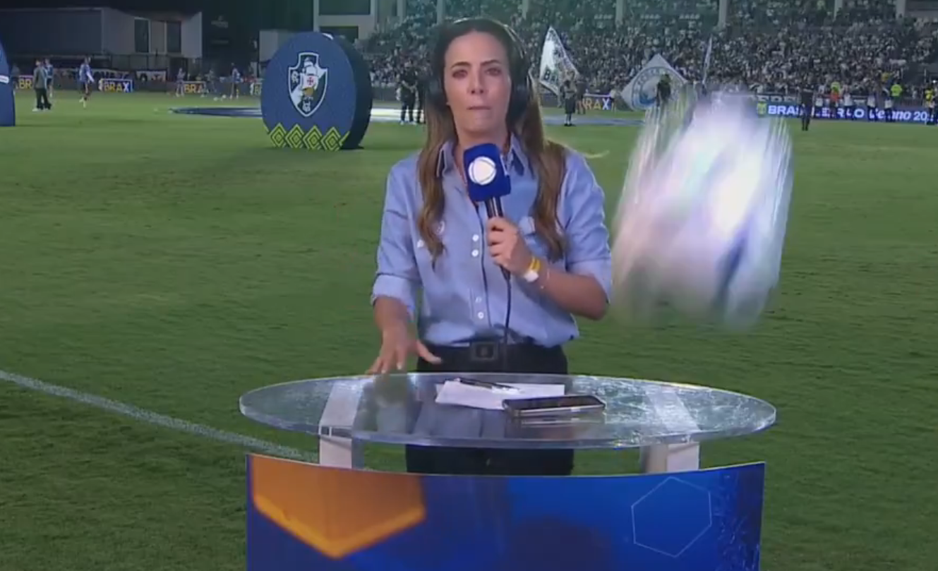 Apresentadora quase leva bolada durante transmissão de Vasco x Santos; veja