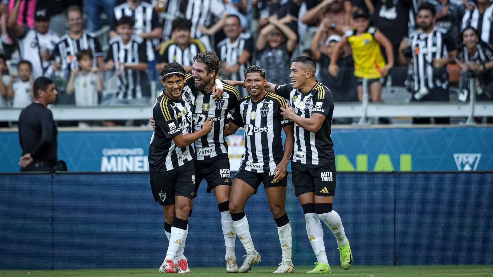 Atlético goleia América e encaminha hexa no Mineiro