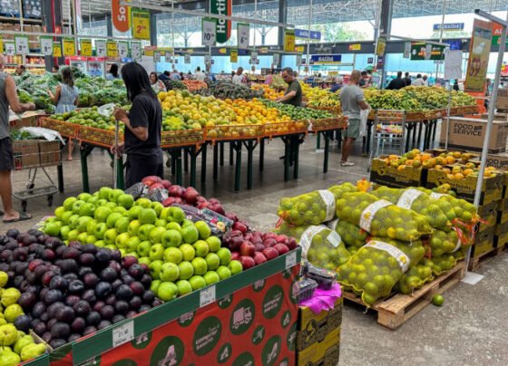 Produtos da cesta básica de alimentos em supermercados de Brasília. O governo federal deve colocar, em setembro, identificação de produto importado nas embalagens de arroz. A idea é combater a inflação após a quebra de safra do Rio Grande do Sul causada pelas fortes chuvas na região. Sérgio Lima/Poder360 - 30.mai.2024