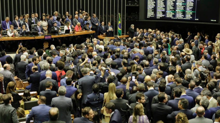 Estados que podem perder vagas receberam R$ 1 bi em emendas