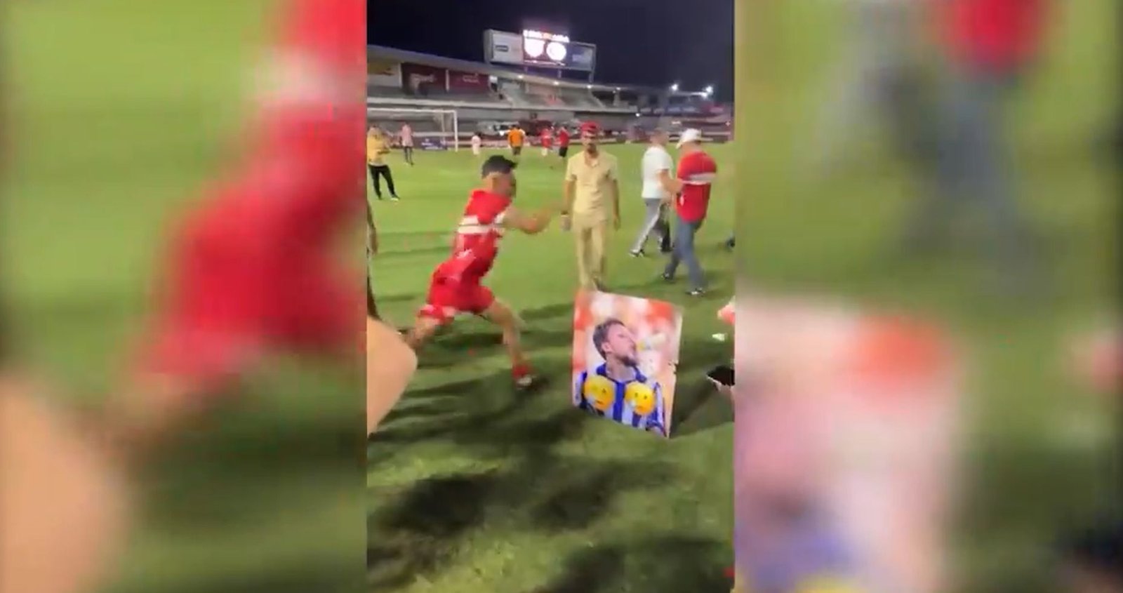 Jogador do CRB chuta foto de atleta do CSA após título; veja vídeo