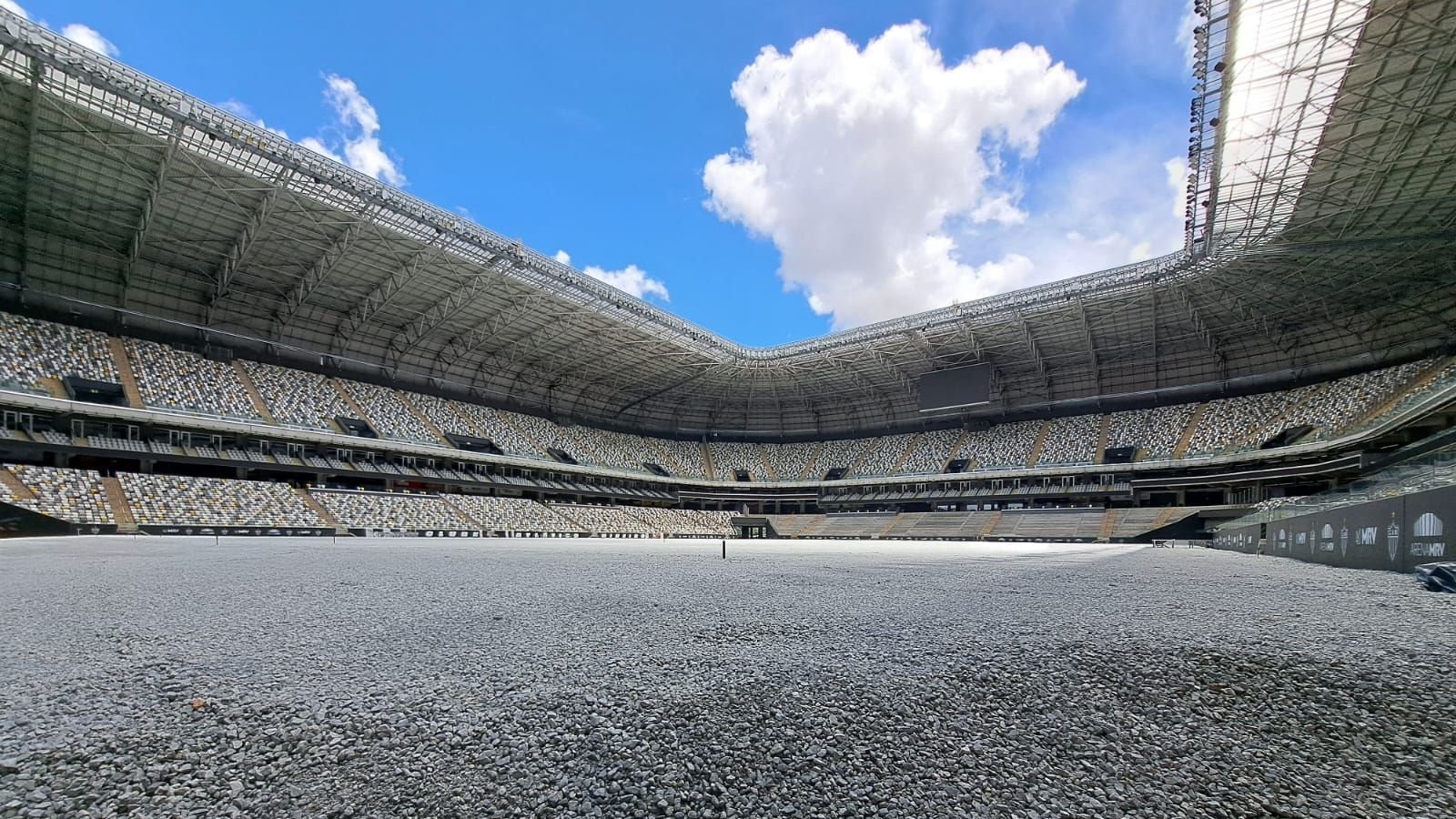 Menin sobre gramado sintético na Arena MRV: “É de última geração”