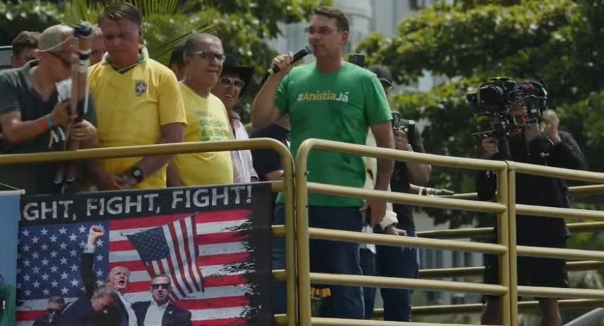 “Nós vamos derrotar o alexandrismo“, diz Flávio Bolsonaro em ato no RJ