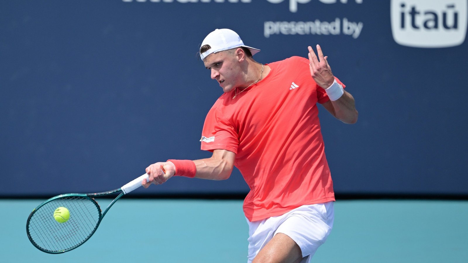 Promessa de 19 anos surpreende, vence Djokovic e é campeão do Miami Open