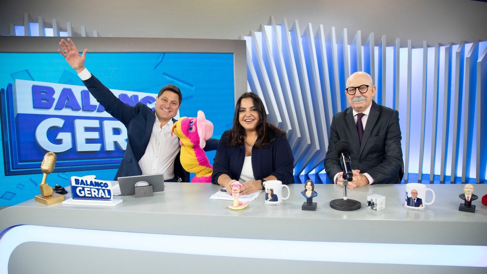 Record desmonta SBT e Band e tem tarde histórica com telejornal e novela