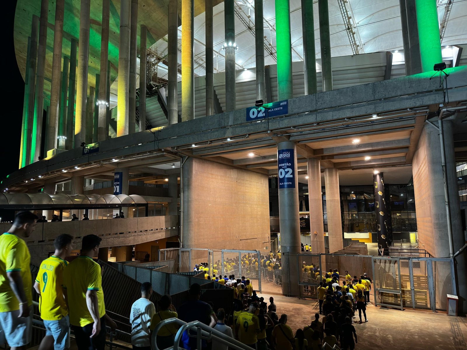 Torcida brasileira faz festa antes de partida contra a Colômbia; veja