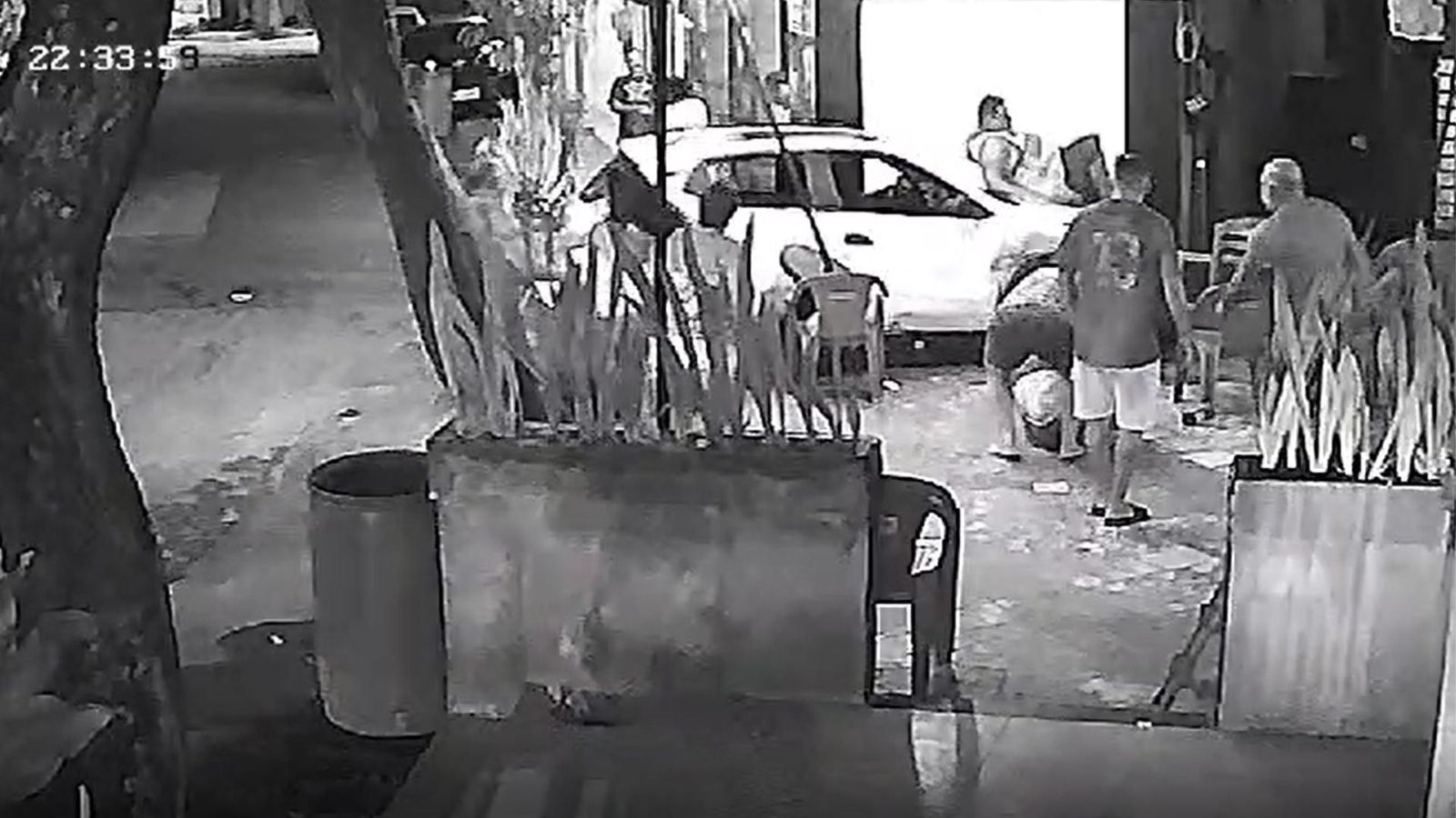 Vídeo: Motorista de aplicativo atropela 10 pessoas e acaba preso no RJ