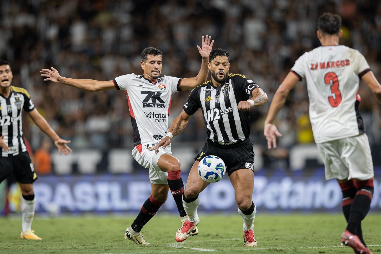 Atlético-MG arranca empate com Vitória no Brasileirão após gol no fim