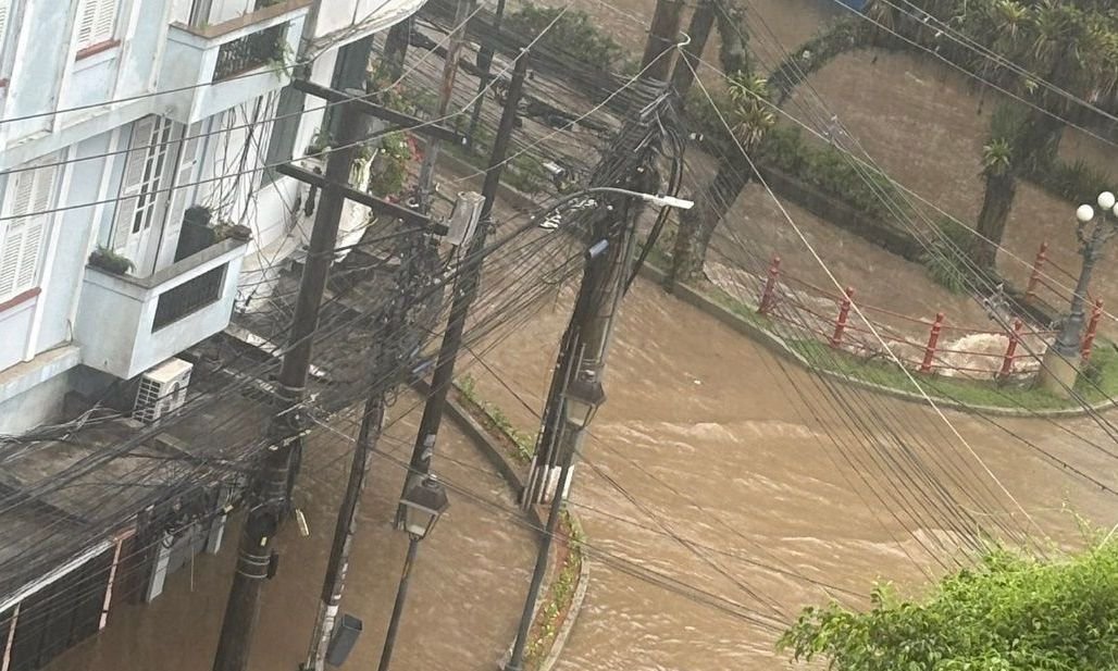 Centro histórico de Petrópolis alaga e sirenes são acionadas