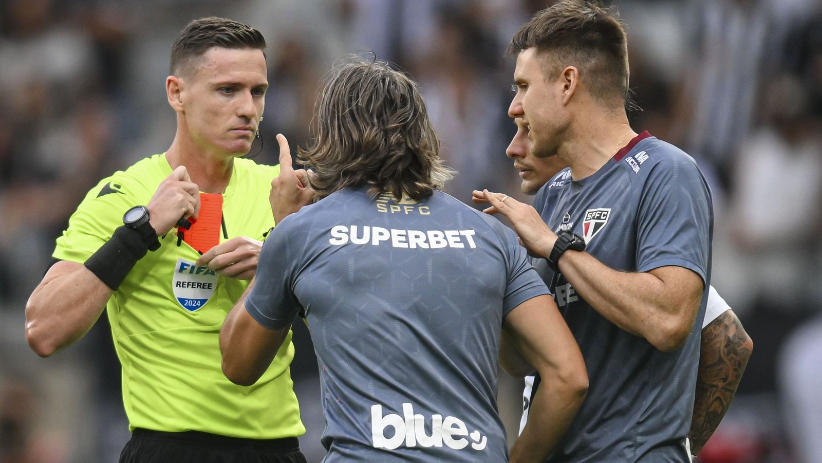 Dublador revela o que foi dito na treta entre Zubeldía e árbitro; veja