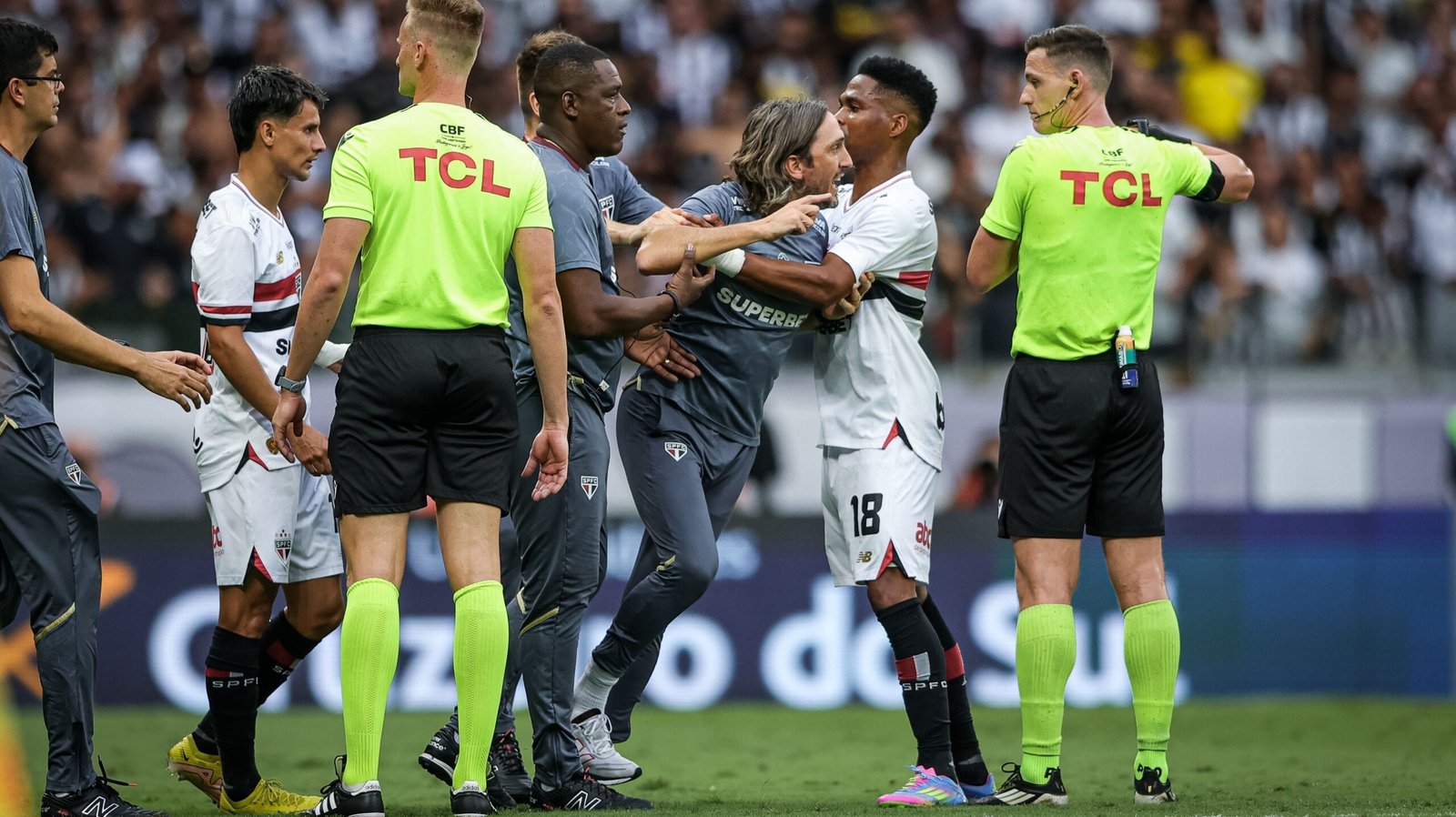 Expulso mais uma vez, Zubeldía invade campo em Atlético-MG x São Paulo