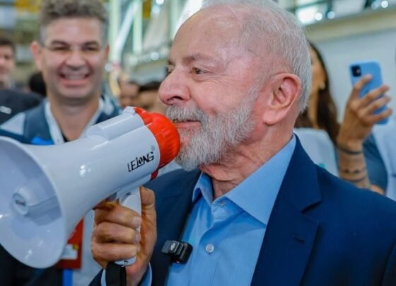 Na imagem acima, Lula durante visita à fábrica da Nissan, no RJ