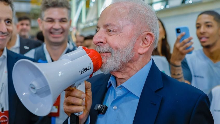 Homem emparelha carro com comboio de Lula e xinga petista no RJ