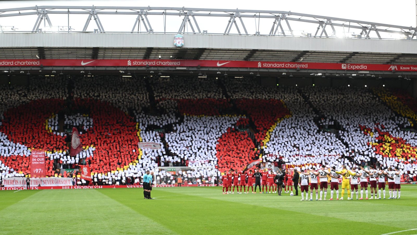 Liverpool presta homenagem às vítimas da Tragédia de Hillsborough