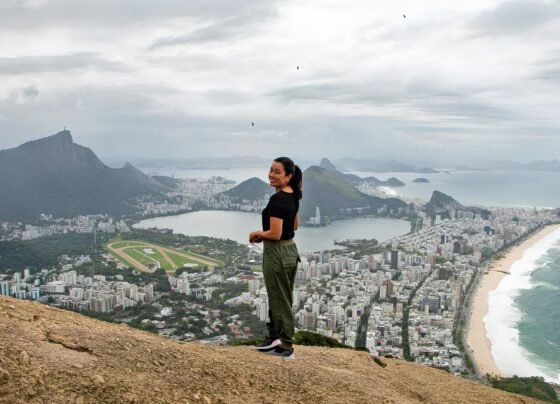 Daniela Filomeno no pico do Morro Dois Irmãos, acessado através de trilha em meio à natureza