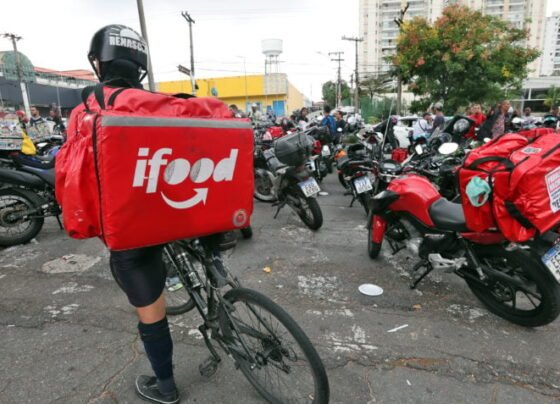 Entregadores de aplicativos de delivery em greve fazem manifestação na frente a sede do iFood em Osasco