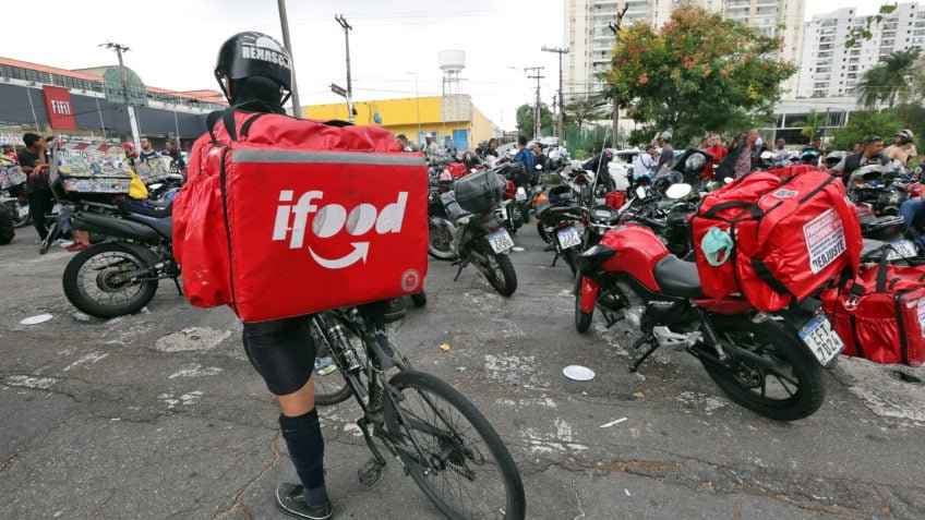 Metade dos entregadores de app trabalha mais de 9 horas por dia