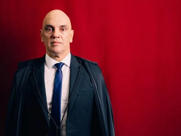 O bizarro ensaio fotográfico de Alexandre de Moraes no dia do julgamento de Bolsonaro