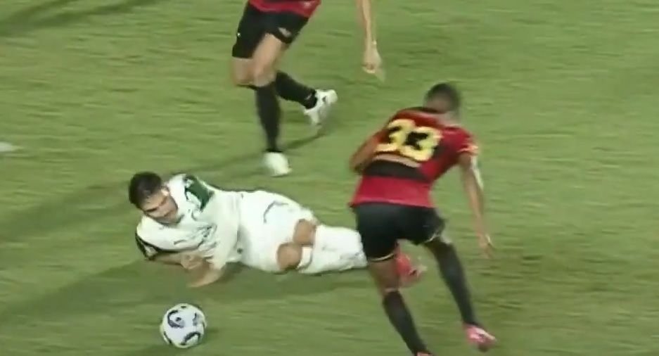 Qual foi o lance mais absurdo da segunda rodada do Brasileiro? Vote