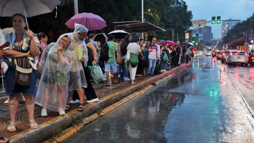 Região Sudeste enfrenta mais um dia de chuvas no domingo