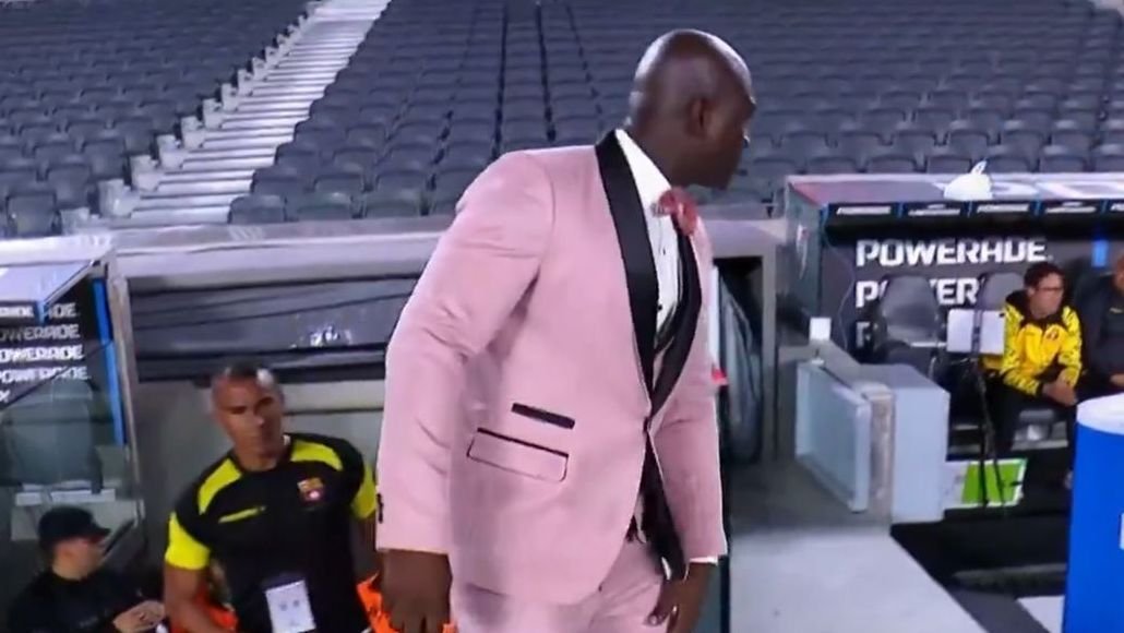 Técnico do Barcelona de Guayaquil veste terno rosa contra o River; veja
