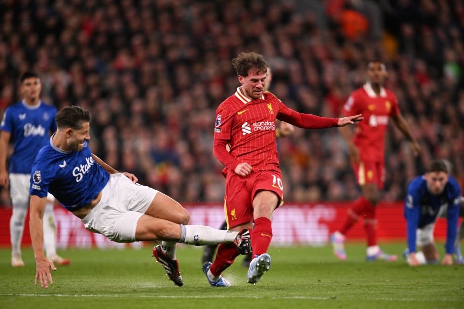 Zagueiro da Premier League é ameaçado de morte após falta dura em clássico