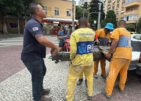 Conservação retira estátua do Mestre Carlson Gracie de praça em Copacabana para reforço, após vandalismo