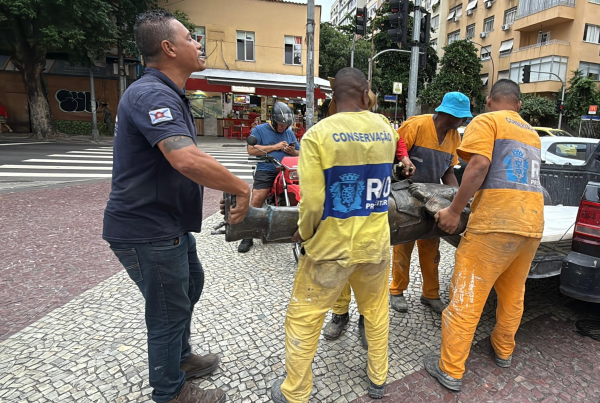 Conservação retira estátua do Mestre Carlson Gracie de praça em Copacabana para reforço, após vandalismo