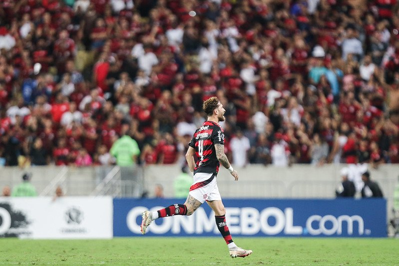Flamengo vence com sufoco e vai às oitavas da Libertadores