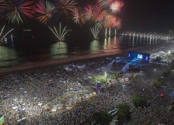 Rio de Janeiro reúne diferentes estilos de comemorações para a chegada de 2024; bairro de Copacabana é o mais procurado e terá queima de fogos ao som de uma orquestra sinfônica neste ano