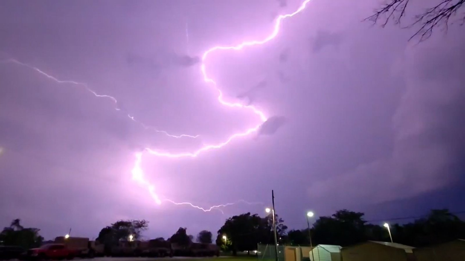 Tempestades e tornados nos EUA deixam pelo menos 21 mortos