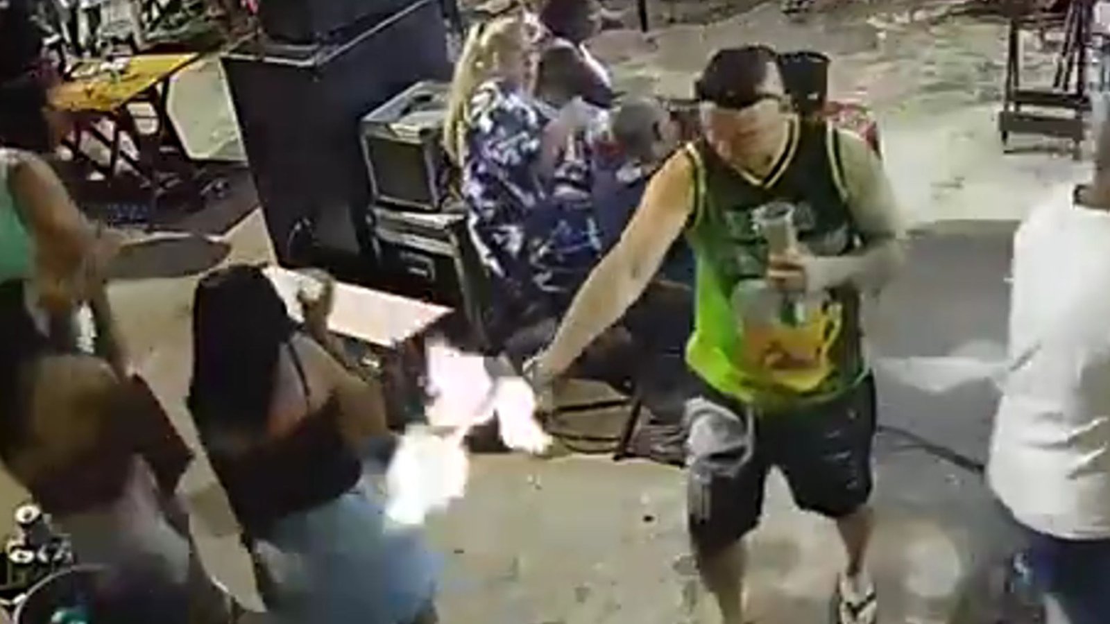 Vídeo: homem é morto à queima-roupa por PM em Nova Iguaçu (RJ)