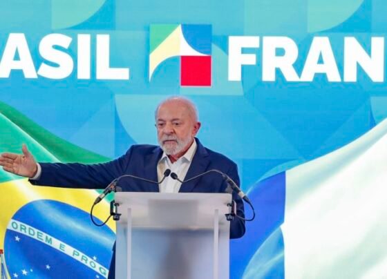 Lula durante conversa com jornalistas em Paris