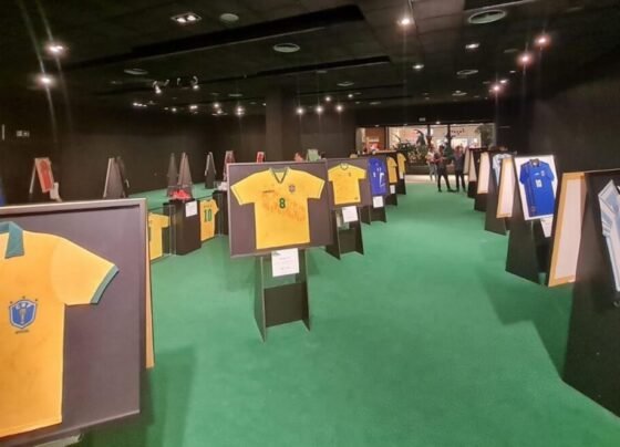 Com acervo e curadoria da FastFrame, mostra reúne camisas com assinaturas de craques que fizeram a história do futebol